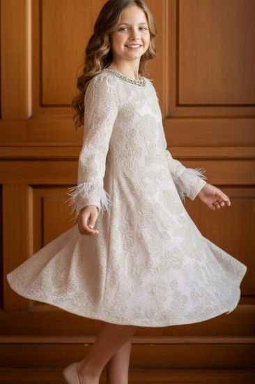 صورة فستان بيج جاكار فاخر بتطريز لؤلؤي وريش ناعم